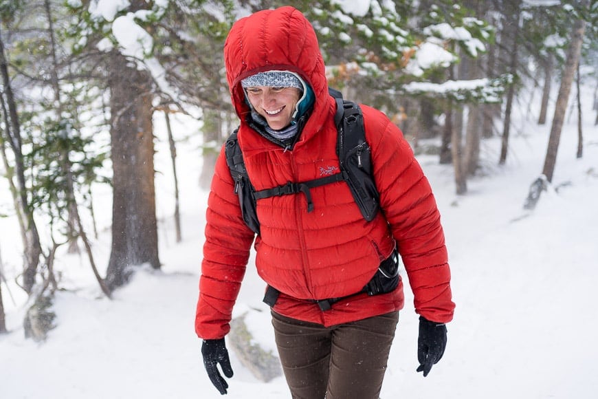 穿着红外套的女士在雪地里行走