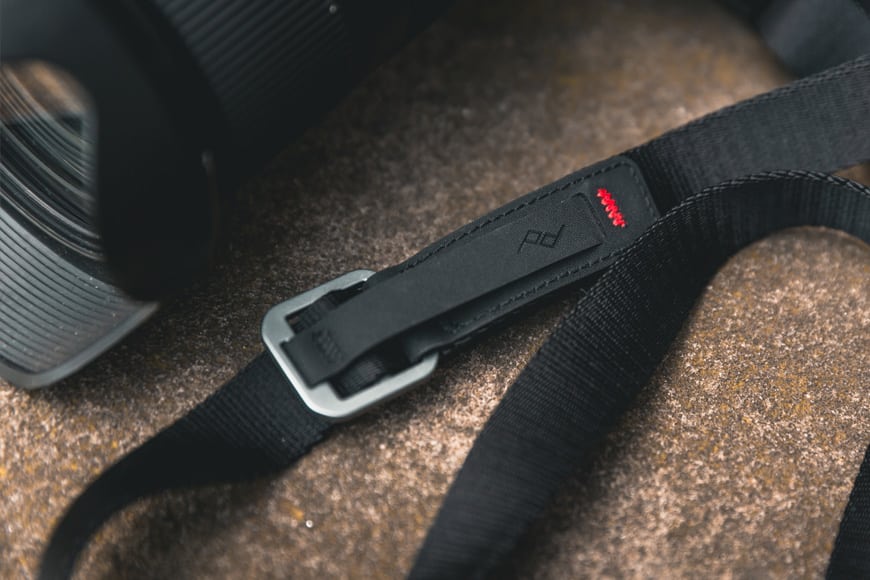 The simplified aluminium adjusters on the Leash are intuitively designed for a simple 1-finger adjustment to the length of the strap