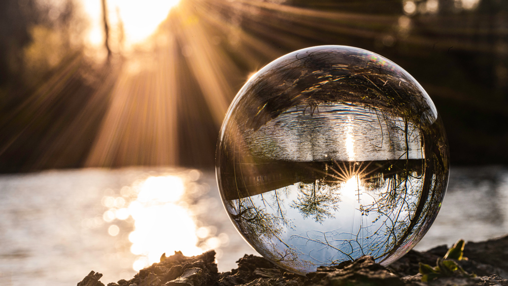 Crystal balls offers photography techniques like capturing reflections in a lake.