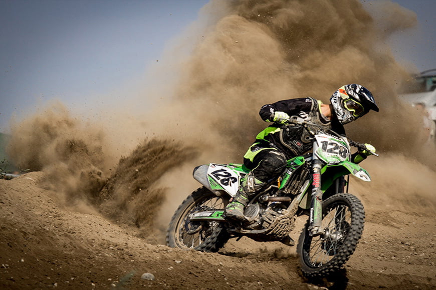 photography - sports dirt bike rider spraying dust