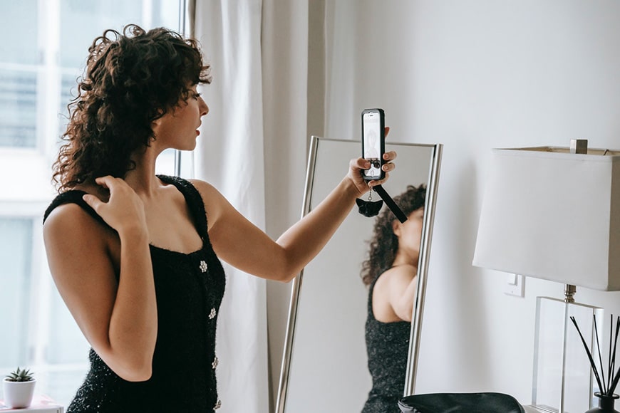 15 tips for taking the perfect mirror selfie - Queerty
