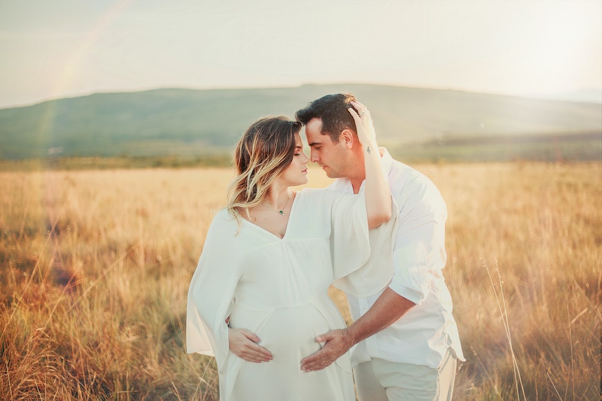 4 Best Maternity Poses for Taking Beautiful Pregnancy Photos – Summer Mae