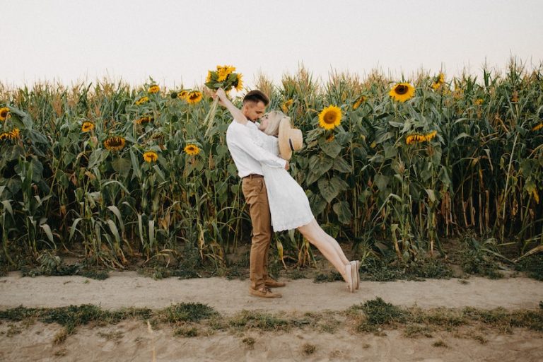 12 Sunflower Field Photoshoot Ideas + Clothing & Posing Tips