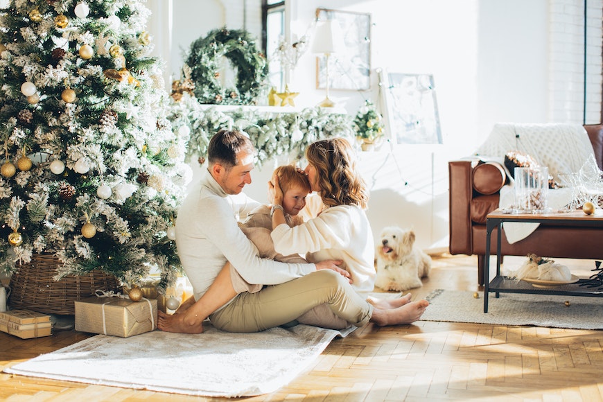 Christmas tree indoor family portrait | Christmas photography couples,  Christmas couple pictures, Christmas family photoshoot