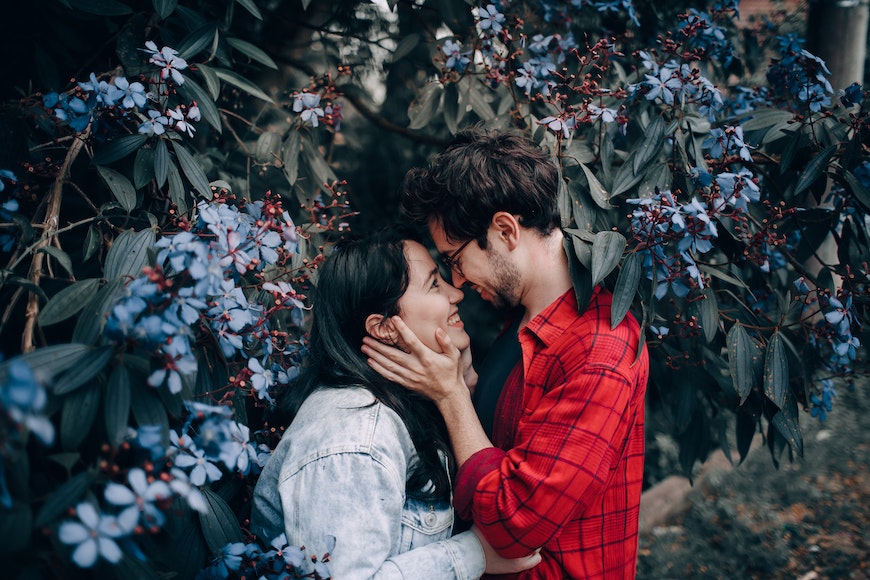 50 Romantic Couple Poses to Get Cute Couple Photos 5 FREEBIES