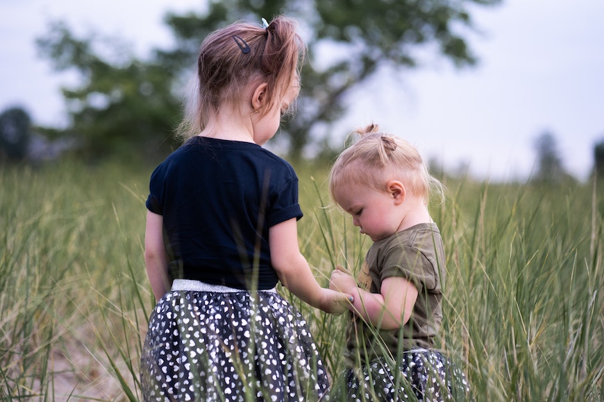 18 Sister Photoshoot Idea: Cute & Fun Sibling Pictures at Any Age
