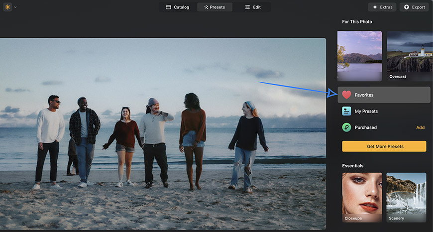 Six people walk along a sandy beach at sunset. A photo editing interface is visible on the right, with the “Favorites” preset highlighted.