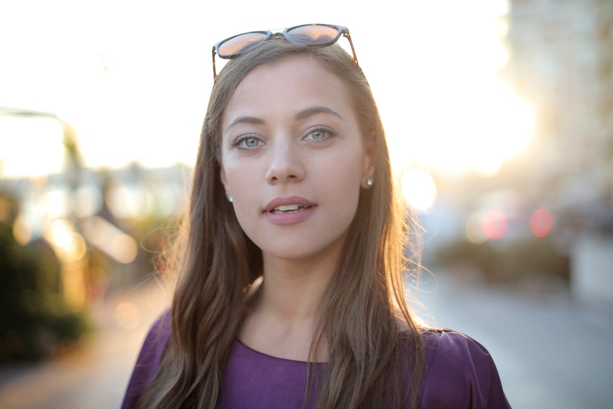 Naturally lit headshot of a young woman