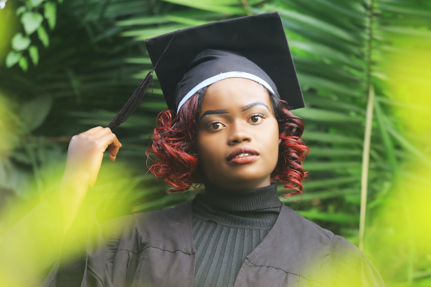 5 Foolproof Hairstyles That Will Look Good With And Without Your Graduation  Cap On | HuffPost Life