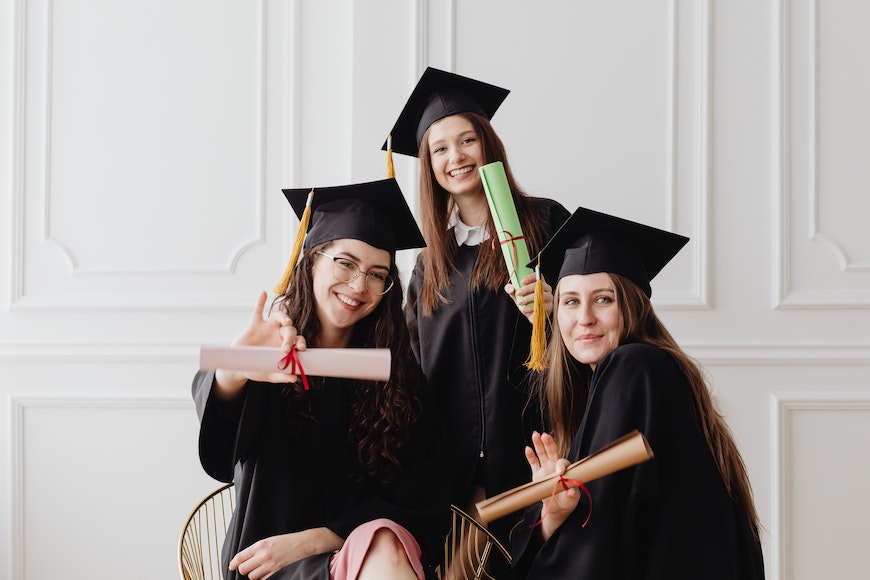 34 Graduation Picture Ideas & Poses For High School & College
