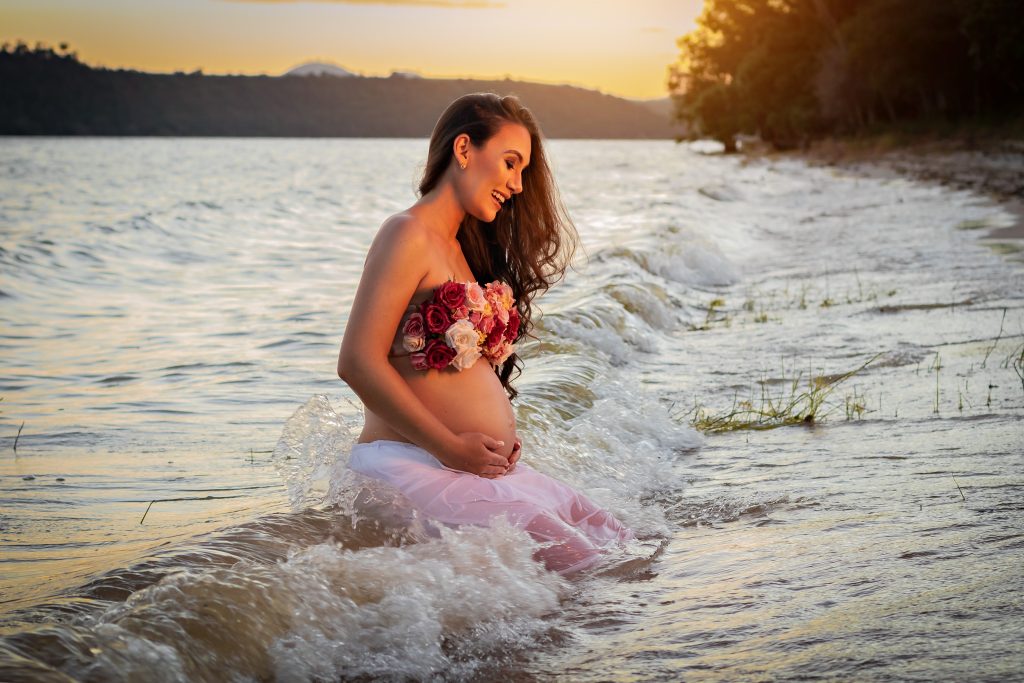 37 Pregnancy Photoshoot Poses for a Stunning Maternity Shoot
