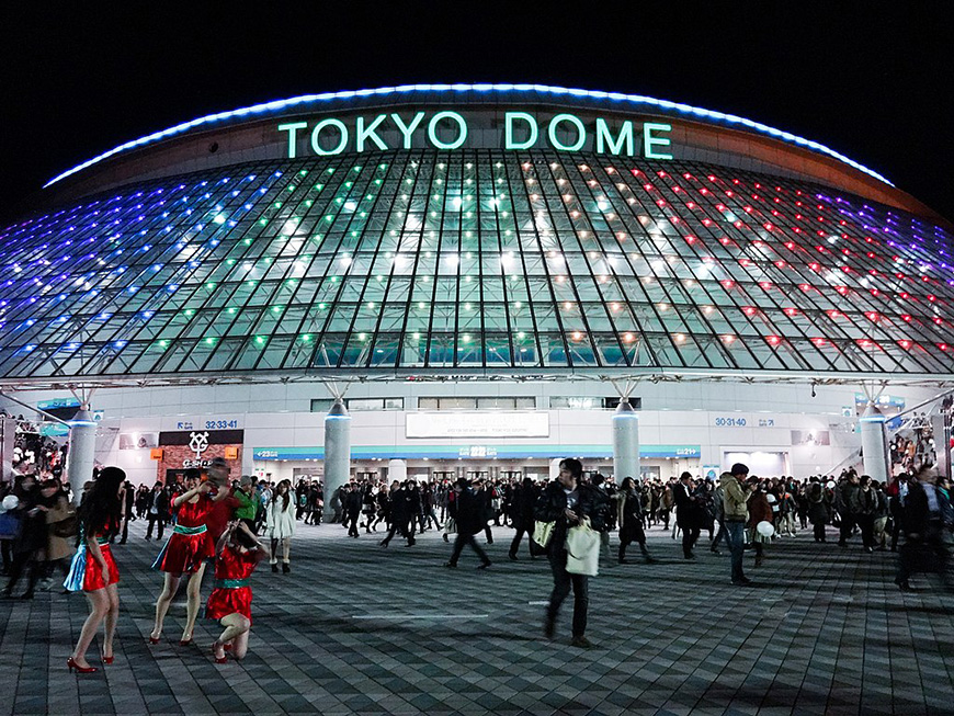 Tokyo dome is lit up at night.