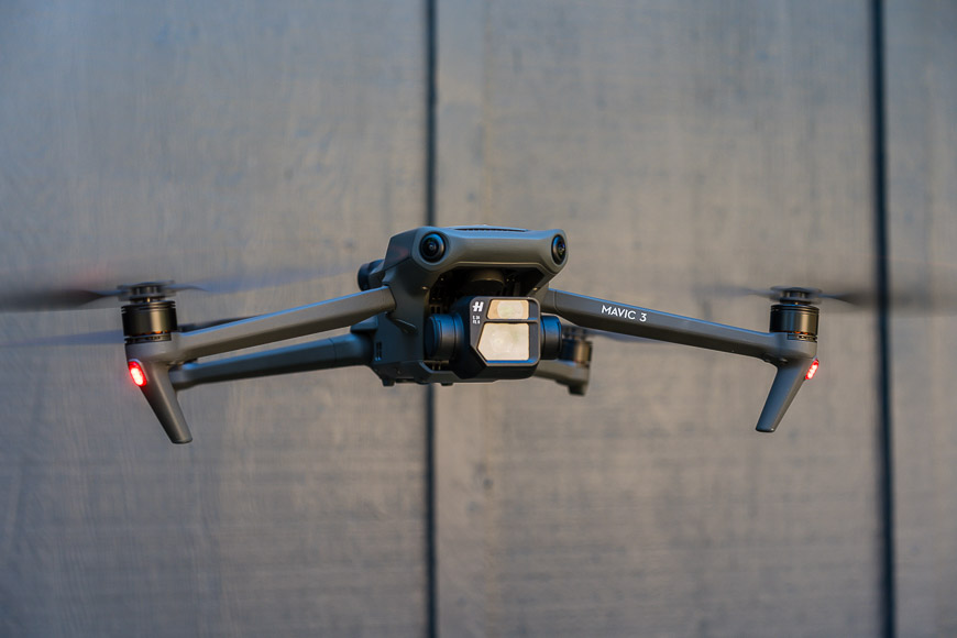 drone planant devant le mur noir