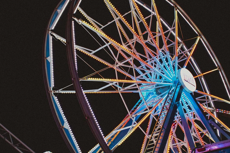 A ferris wheel at night at an amusement park.