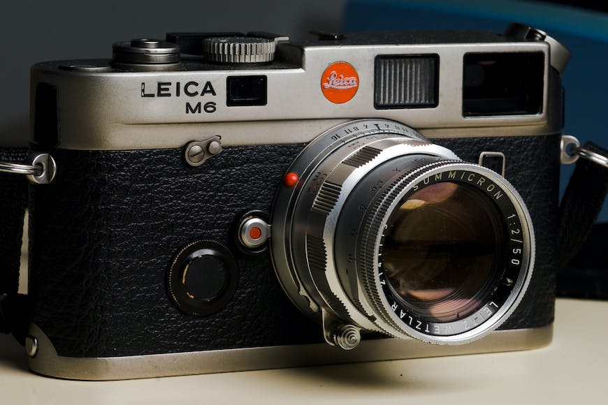 The leica mg camera is sitting on a table.