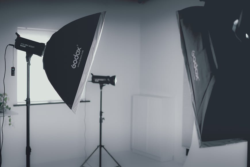 A photo studio with two lights and a tripod.