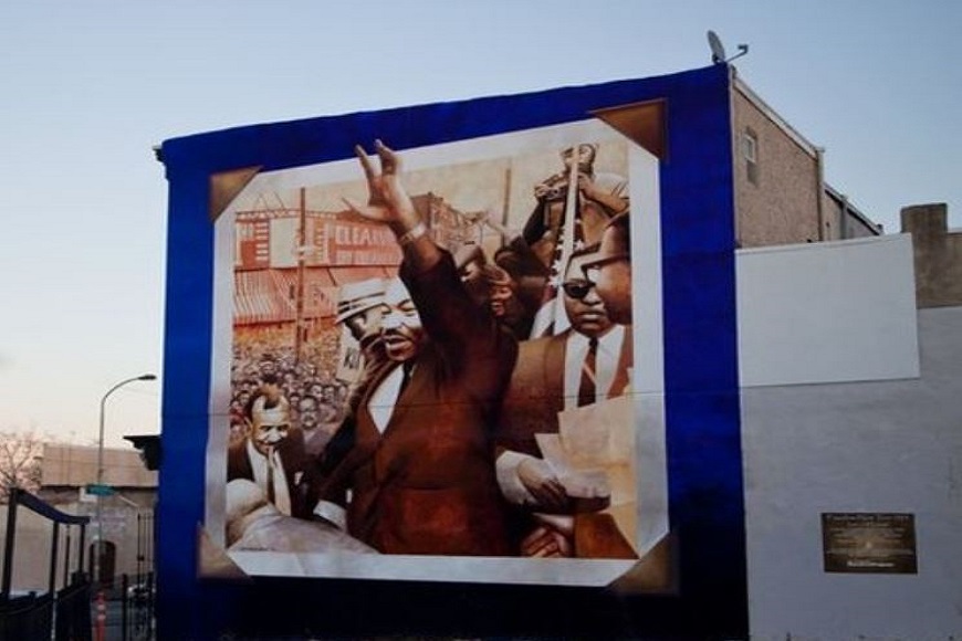 A mural of martin luther king jr on the side of a building.
