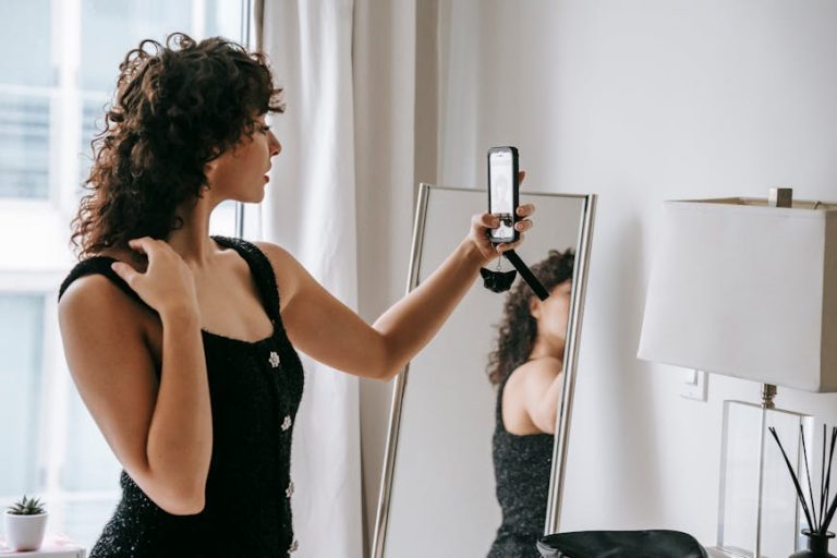 23 Sexy Poses for Seductive Selfies (+ Tips to Look HOT!)