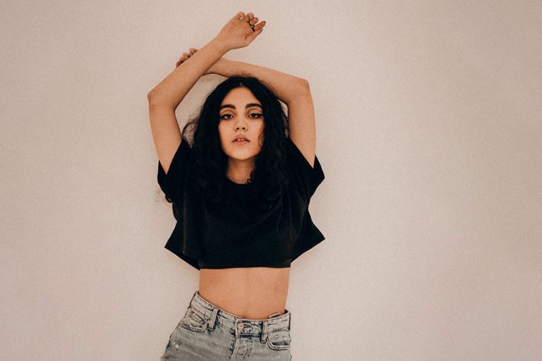 23 Sexy Poses for Seductive Selfies (+ Tips to Look HOT!)