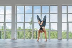 18 Contortionist Poses for Surreal Portraits