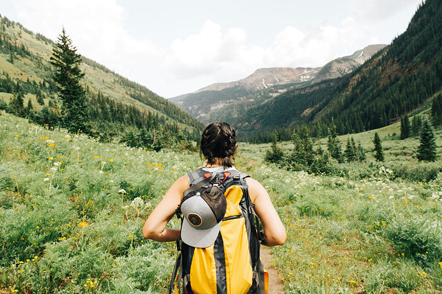 Best Outdoor Poses for Solo Backpackers 1