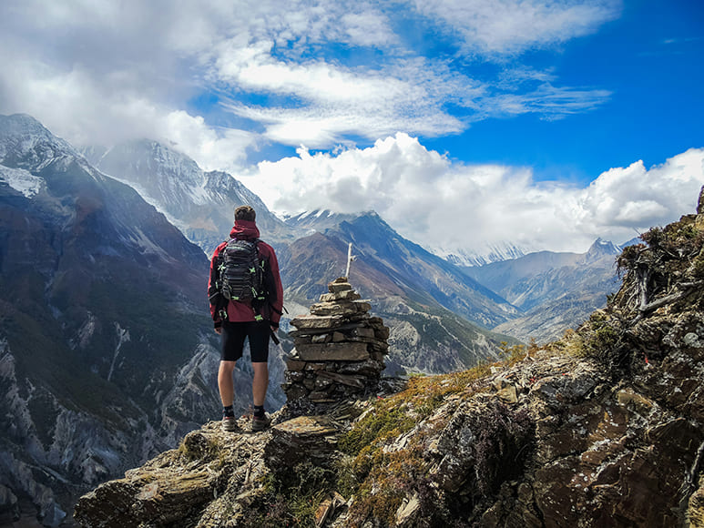 Best Outdoor Poses for Solo Backpackers 3