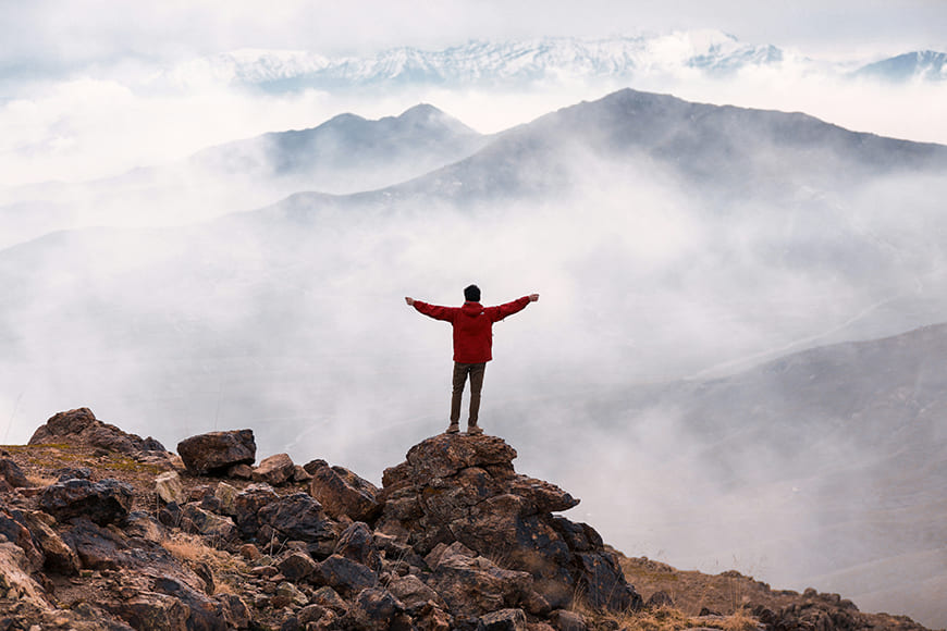 Best Outdoor Poses for Solo Backpackers 6