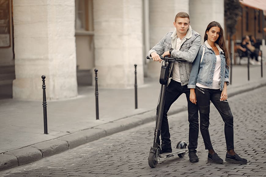 Clever Posing Tricks for Couples With Drastic Height Differences 10
