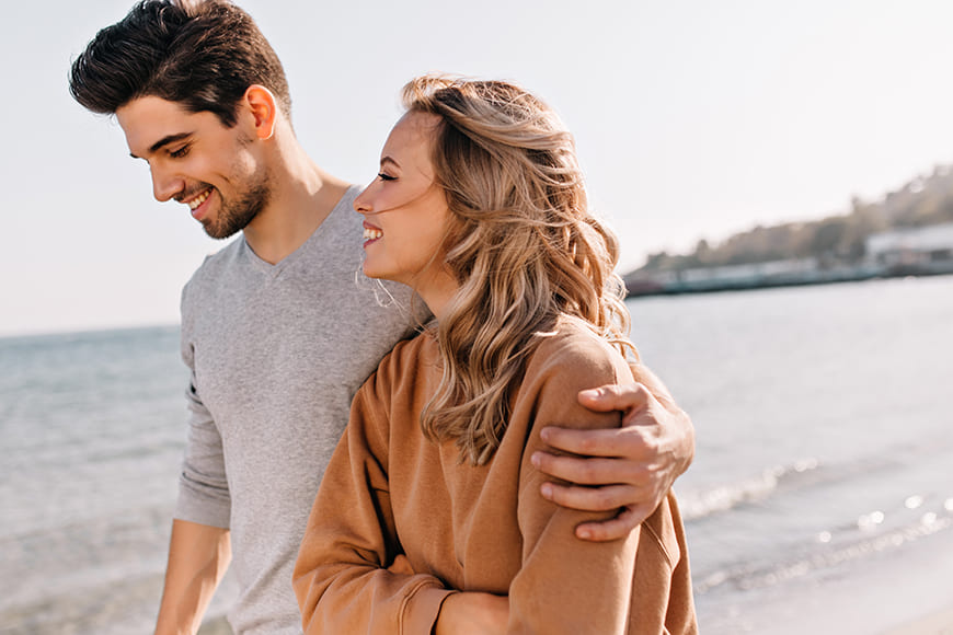 Clever Posing Tricks for Couples With Drastic Height Differences 3