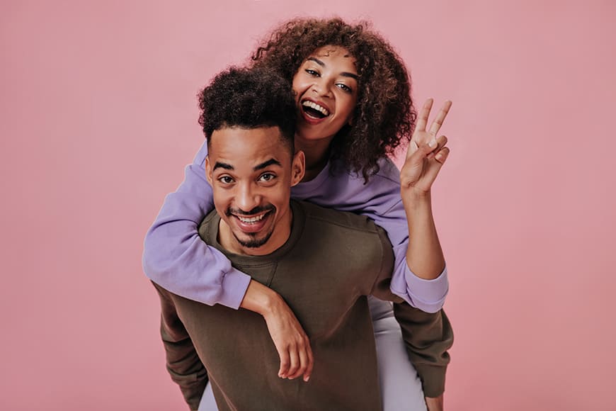 Clever Posing Tricks for Couples With Drastic Height Differences 6