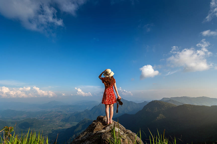 Best Travel OOTD Poses for Social Media 4