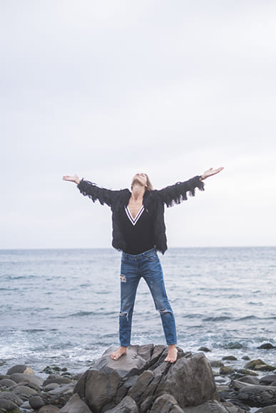 Wind-Friendly Poses for Hiking and Travel Photos 1