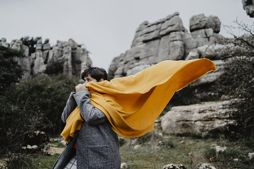 Wind-Friendly Poses for Hiking and Travel Photos 10