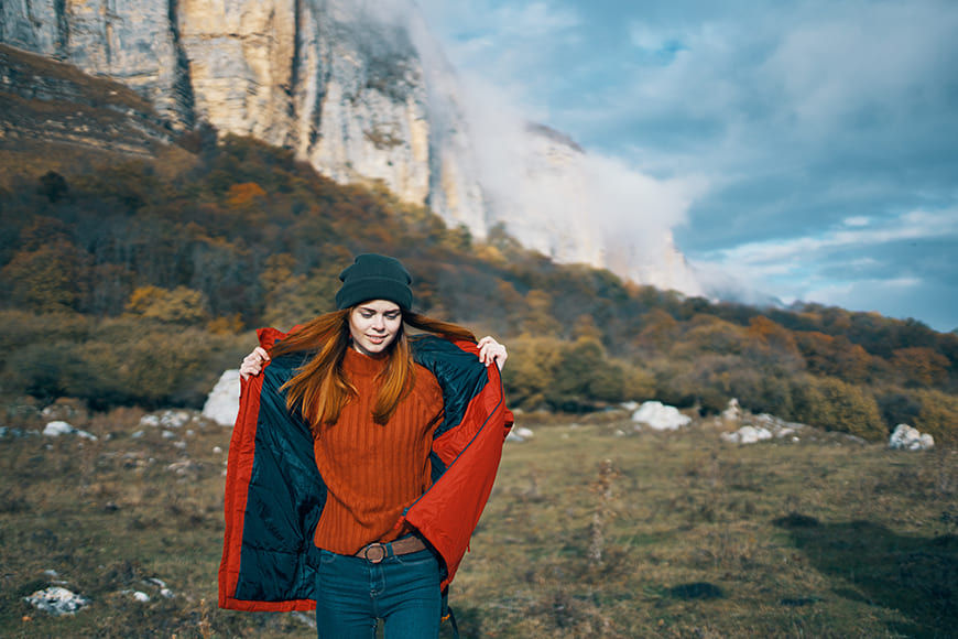 Wind-Friendly Poses for Hiking and Travel Photos 11