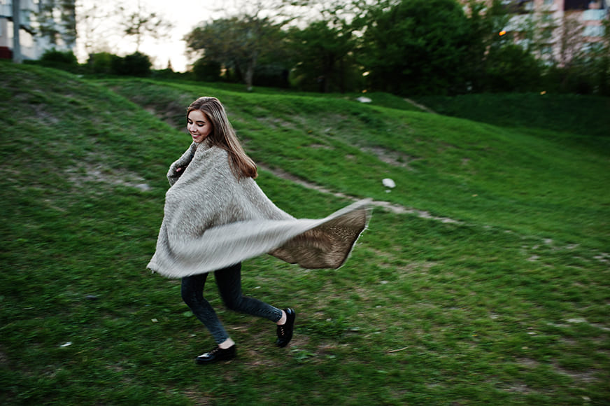 Wind-Friendly Poses for Hiking and Travel Photos 12