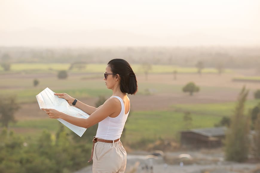 Wind-Friendly Poses for Hiking and Travel Photos 13