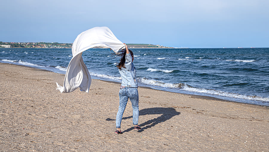 Wind-Friendly Poses for Hiking and Travel Photos 14