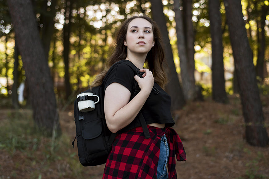 Wind-Friendly Poses for Hiking and Travel Photos 15