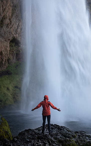 Wind-Friendly Poses for Hiking and Travel Photos 16