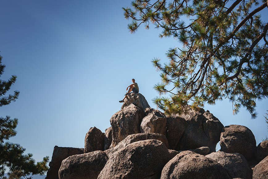 Wind-Friendly Poses for Hiking and Travel Photos 19