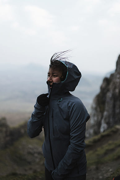 Wind-Friendly Poses for Hiking and Travel Photos 2