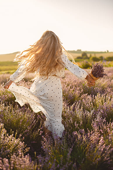Wind-Friendly Poses for Hiking and Travel Photos 20