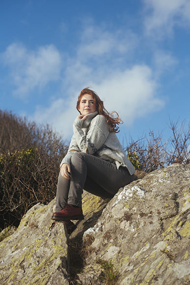 Wind-Friendly Poses for Hiking and Travel Photos 3