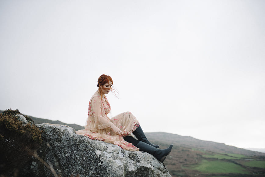Wind-Friendly Poses for Hiking and Travel Photos 4