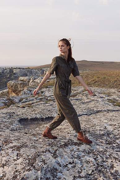 Wind-Friendly Poses for Hiking and Travel Photos 5