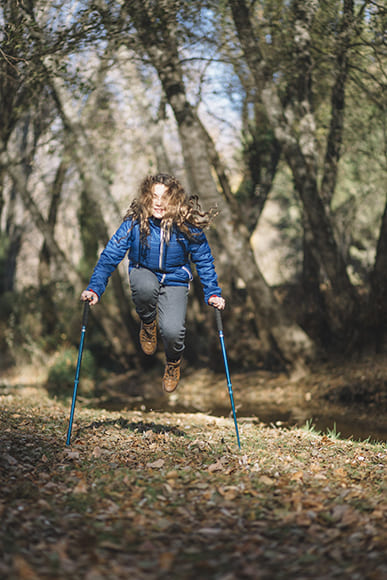 Wind-Friendly Poses for Hiking and Travel Photos 6