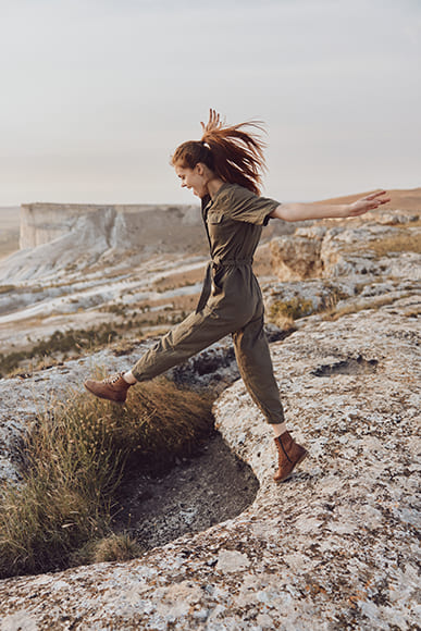 Wind-Friendly Poses for Hiking and Travel Photos 7