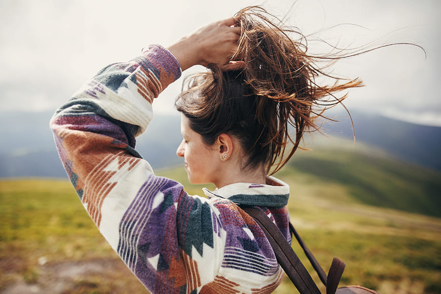 Wind-Friendly Poses for Hiking and Travel Photos 9