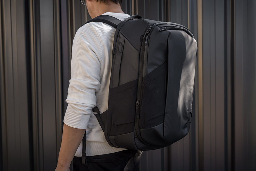 Two bags in one? How, and why? Well, let me show you. The Travel Backpack 2-in-1 may not be a whole a new concept, but Peak Design has executed it with their typical flair! This thing just works.