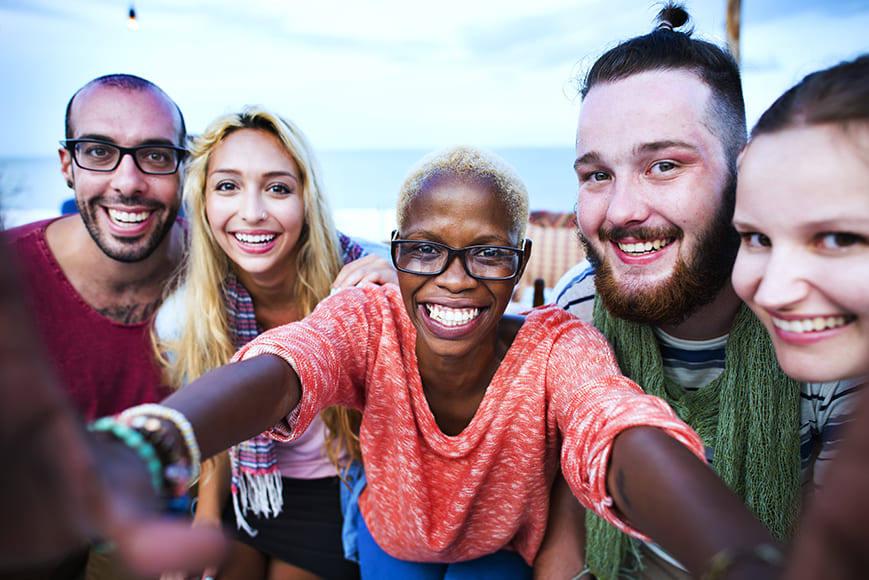 How to Pose Large Friend Groups (By Group Size, No Awkward Lineups) 2